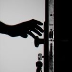 cerradura invisible con mando a distancia